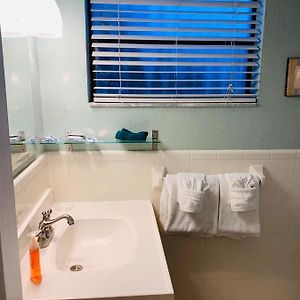 Zimmer mit Kingsize-Bett für Gäste mit Behinderungen